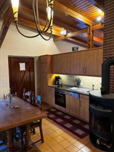 迪尔巴克Trusties的厨房配有木制橱柜和木桌。