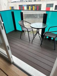 巴尔金Beautiful East London Flat的阳台配有桌椅。