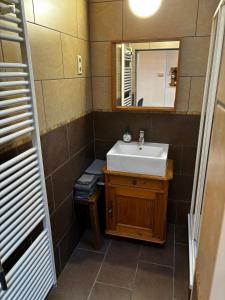 迪尔巴克Winnys House的一间带水槽和镜子的浴室