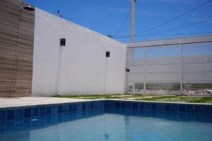 普拉杜ESTRELA DO MAR的白色建筑前的游泳池