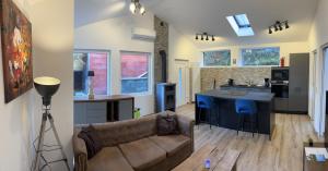 迪尔巴克Laicas lodge的带沙发的客厅和厨房