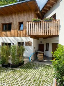 OberaichwaldFerienhaus Karlchen的房屋设有木制甲板和庭院
