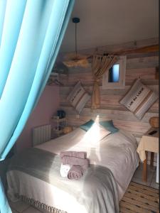 Buire-le-Sec拉塔沃恩旅馆的一间卧室配有带毛巾的床