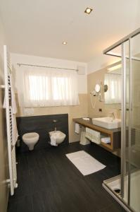 拉瓦莱毕德酒店的浴室设有卫生间、水槽和卫生间。