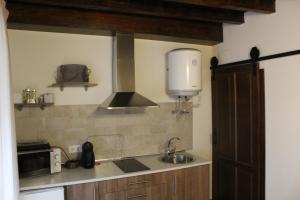 阿尔玛格鲁Alojamiento Rural La Estrella de David的厨房配有水槽和炉灶 顶部烤箱