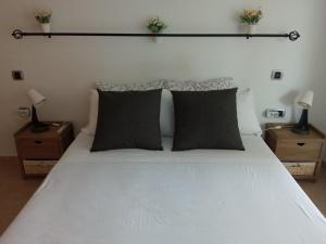 拉曼加戴尔马尔梅纳VENEZIOLA TRAVEL, relax & beach的一间卧室配有白色床和2个床头柜