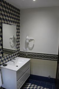 阿尔玛格鲁Alojamiento Rural La Estrella de David的浴室设有白色水槽和镜子