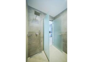 波托什Thassos OLIVIA RESORT的带淋浴的浴室和玻璃门
