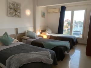 艾姆布里亚布拉瓦Waterside Apartment - Two Bedroom的酒店客房设有两张床和窗户。