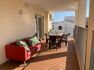 艾姆布里亚布拉瓦Waterside Apartment - Two Bedroom的阳台配有沙发和桌椅。