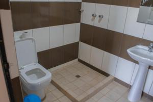 塔里哈Residencial Tablada的一间带卫生间和水槽的浴室