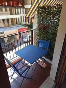 戛纳Studio 4 pers, terrasse, clim, parking privé inclus的阳台上配有蓝色的桌椅