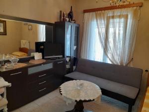 卡兰巴卡Antonioy apartment Kalampaka的客厅配有沙发和桌子
