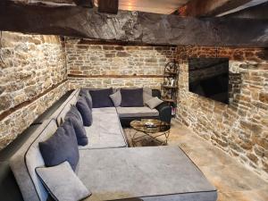 Къща за гости Роден Балкан的带沙发和砖墙的客厅