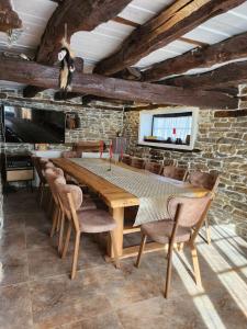 Къща за гости Роден Балкан的一间带木桌和椅子的用餐室