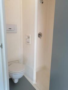 弗里尼欣SUN1 Vereeniging的一间位于摊位的白色浴室,内设卫生间
