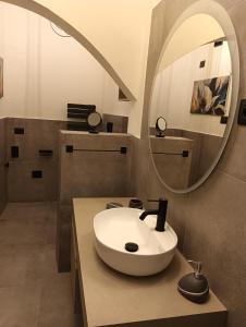 皮希纳斯Domos Le Due Tuie的一间带水槽和镜子的浴室