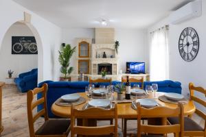 圣朱利安斯Villa in St Julian's with Private Pool的一间带桌子和蓝色沙发的用餐室