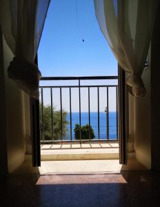 圣凯撒利亚温泉Appartamenti a Santa Cesarea Terme的享有海景的开放式窗户