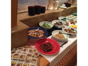TōnoAeria Tohno - Vacation STAY 62231v的餐桌上的自助餐,包括不同种类的食物