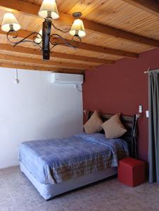 萨利纳斯Entre naturaleza a 1 cuadra de la playa/Jacuzzi的一间卧室设有一张木天花板床。
