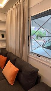 雅典FlatG 23的沙发,客厅里设有窗户