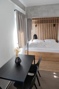 马科夫Resort Javorníky的一间卧室配有一张黑桌和一张床