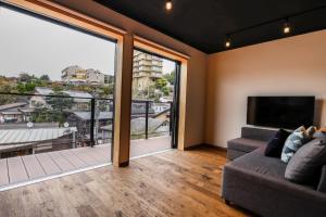 神户Fu - Vacation STAY 57381v的带沙发和大窗户的客厅