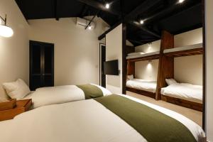 神户Fu - Vacation STAY 57381v的带两张双层床的客房中的两张床