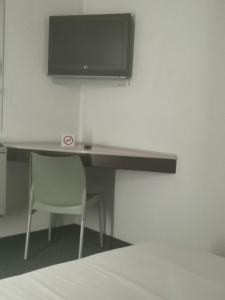 弗里尼欣SUN1 Vereeniging的一张桌子、椅子和墙上的电视