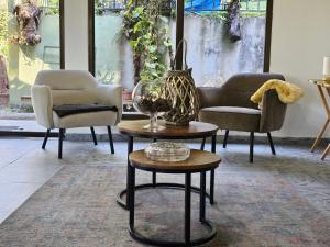 下博克特Eco Horqueta的客厅配有椅子、桌子和花瓶