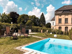 大舍瑙Villa Hänsch Suite 3的一座房子的院子内的游泳池