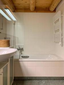 MolareRustico Valgrazia的浴室配有白色浴缸和水槽