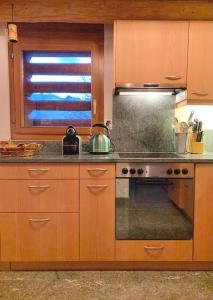 MolareRustico Valgrazia的厨房配有炉灶、水槽和窗户。