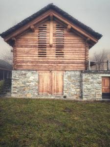 MolareRustico Valgrazia的一座带木门和石墙的房子