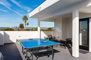 洛杉矶Brand New 9 Modern Bedroom Compound in Pickfair Village的房屋阳台的乒乓球桌