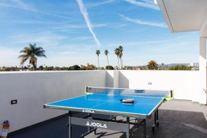 洛杉矶Brand New 9 Modern Bedroom Compound in Pickfair Village的棕榈树阳台的乒乓球桌