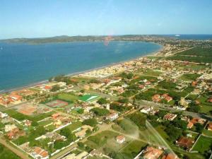 卡波布里奥Casa Búzios-Cabo Frio Praia Rasa的水体旁城镇的空中景观