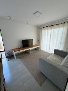 卡波布里奥Casa Búzios-Cabo Frio Praia Rasa的带沙发和电视的客厅