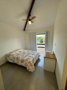 卡波布里奥Casa Búzios-Cabo Frio Praia Rasa的一间卧室配有一张床和吊扇