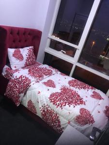 迪拜Paz Holiday Luxurious Space的一间卧室配有一张红色的床和窗户