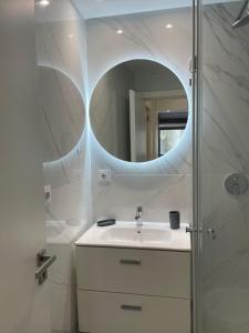 波尔图Foz Douro的白色的浴室设有水槽和镜子