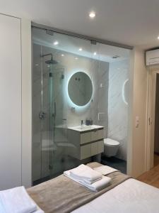 波尔图Foz Douro的带淋浴、水槽和卫生间的浴室