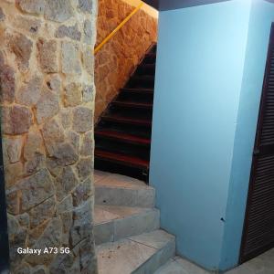 曼努埃尔安东尼奥Costa Linda Art Hostel的一套带石墙的楼梯
