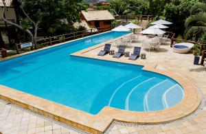 布希奥斯蓬塔尔达菲拉杜拉酒店的一个带躺椅和遮阳伞的大型游泳池