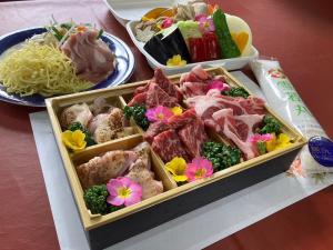R;MOGAMI - Vacation STAY 25467v的一张桌子,上面有三道菜