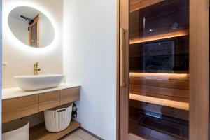 R;MOGAMI - Vacation STAY 25467v的一间带水槽和镜子的浴室
