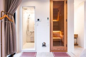 R;MOGAMI - Vacation STAY 25480v的带淋浴的浴室和玻璃门