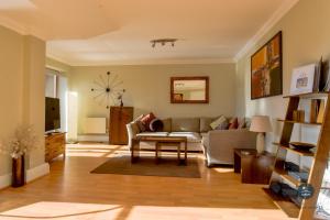 韦茅斯Townbridge Penthouse的客厅配有沙发和桌子