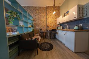 比得哥什Apartament u Olechny 5的厨房拥有蓝色的墙壁和桌椅
